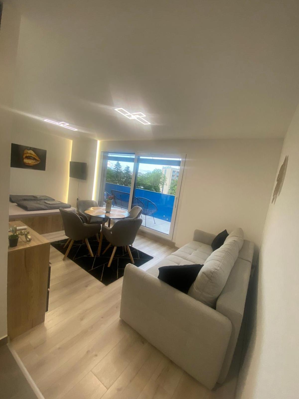 View Penthouse Apartment *